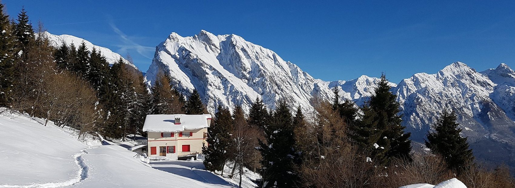 Il Rifugio Dolada immerso nella neve, Dolomiti Bellunesi