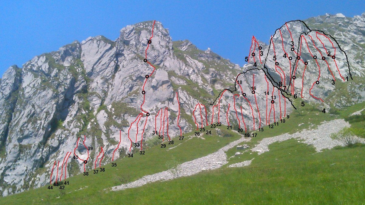 Foto del Monte Dolada con le vie della palestra di roccia